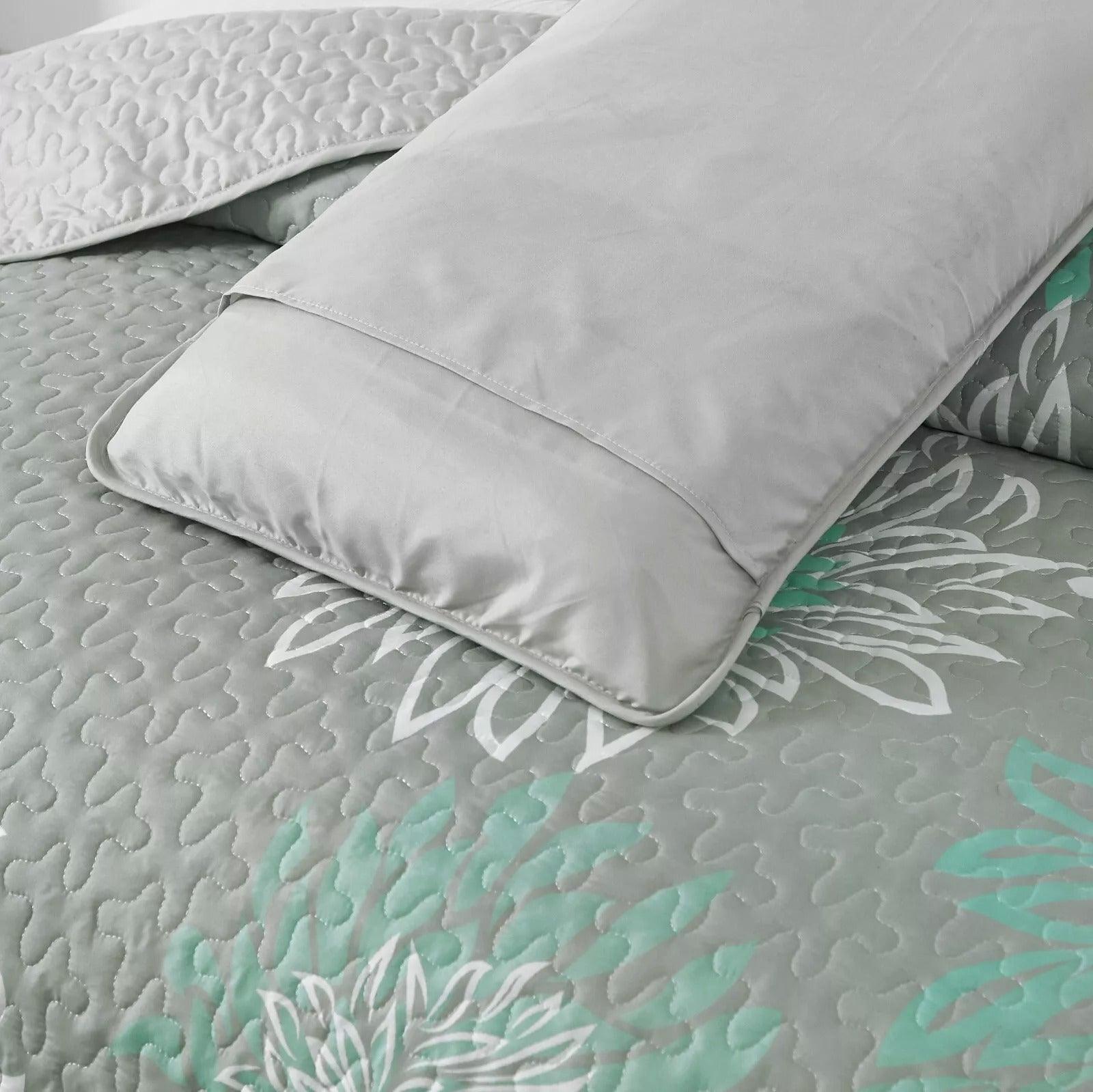 Elegant Quilted Bedspread and Pillowcases Set: Infuse Your Bedroom with Charm - Queen size - Harrogates
