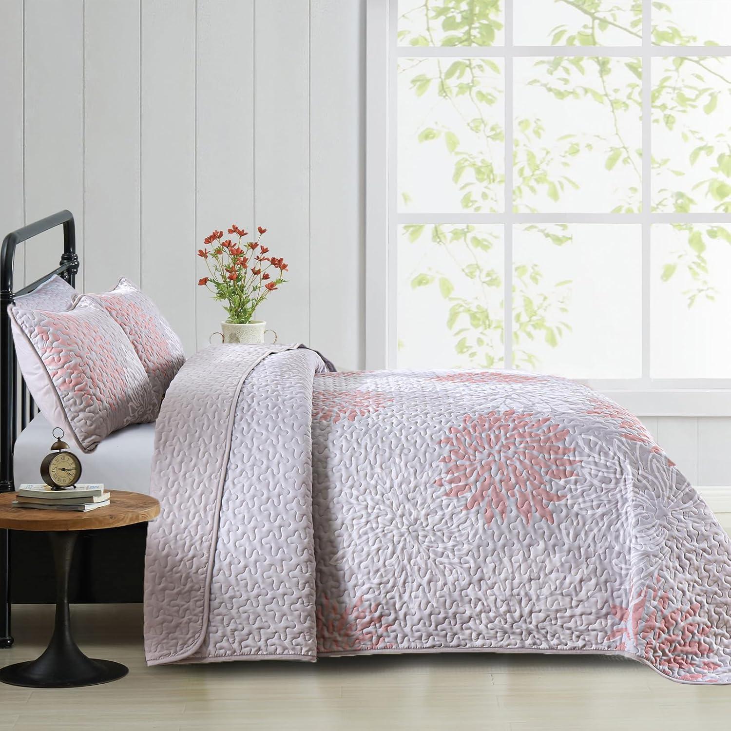 Mosaic Quilted coverlet and pillowcovers set: Unique Patchwork Design - Queen size - Harrogates