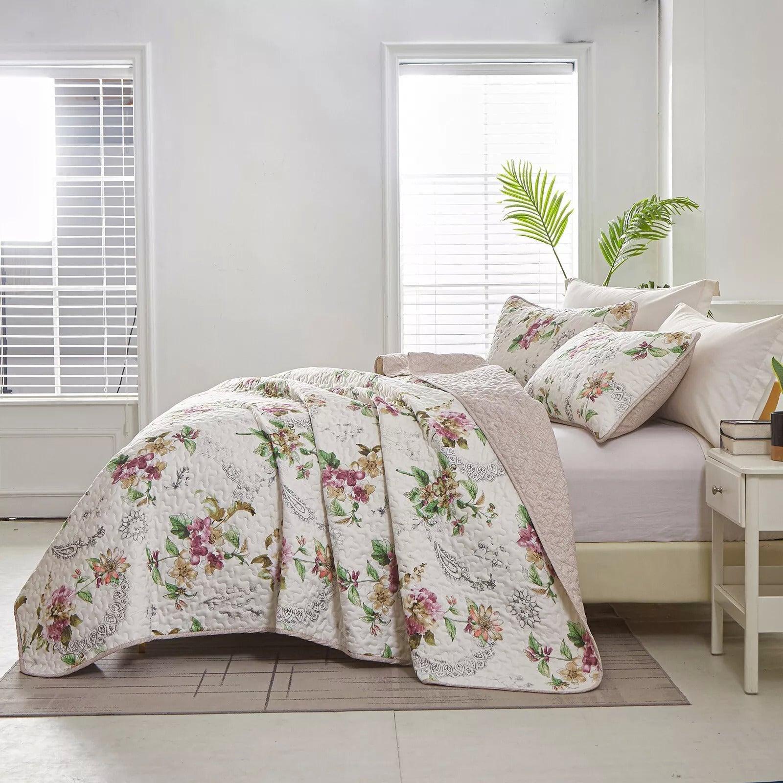 Artisan Quilted Coverlet and Pillowcases Set: A Masterpiece for Your Bed - Queen size - Harrogates