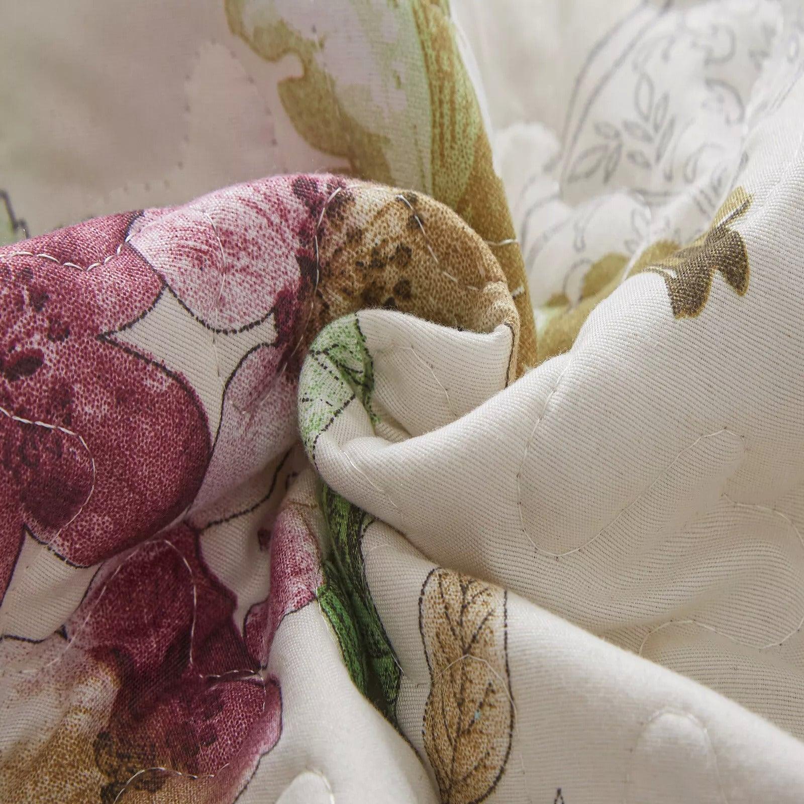 Artisan Quilted Coverlet and Pillowcases Set: A Masterpiece for Your Bed - Queen size - Harrogates
