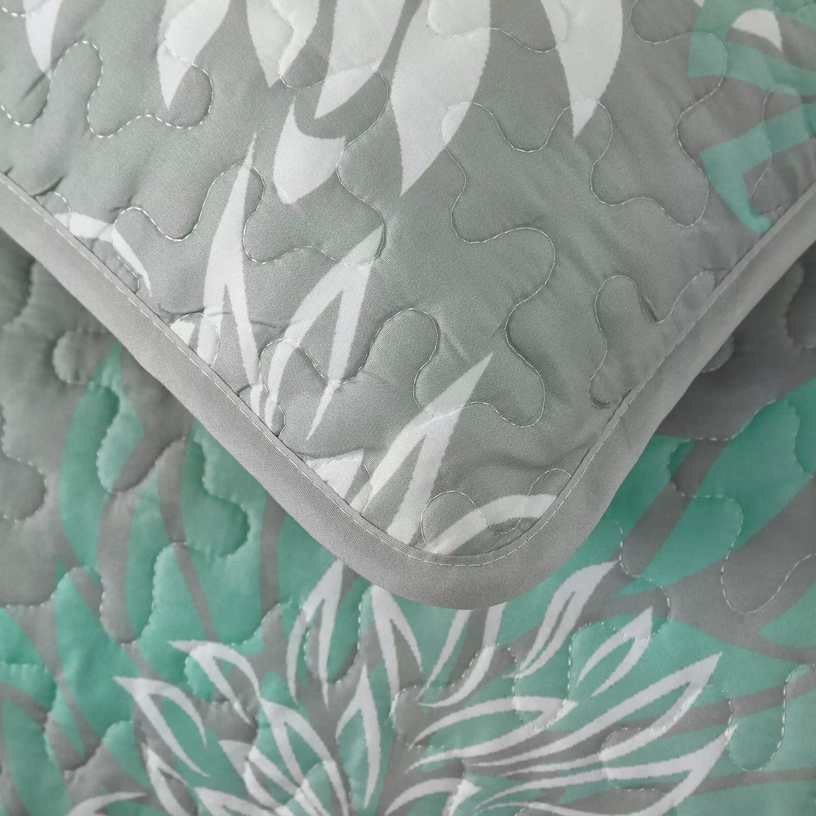 Elegant Quilted Bedspread and Pillowcases Set: Infuse Your Bedroom with Charm - Queen size - Harrogates