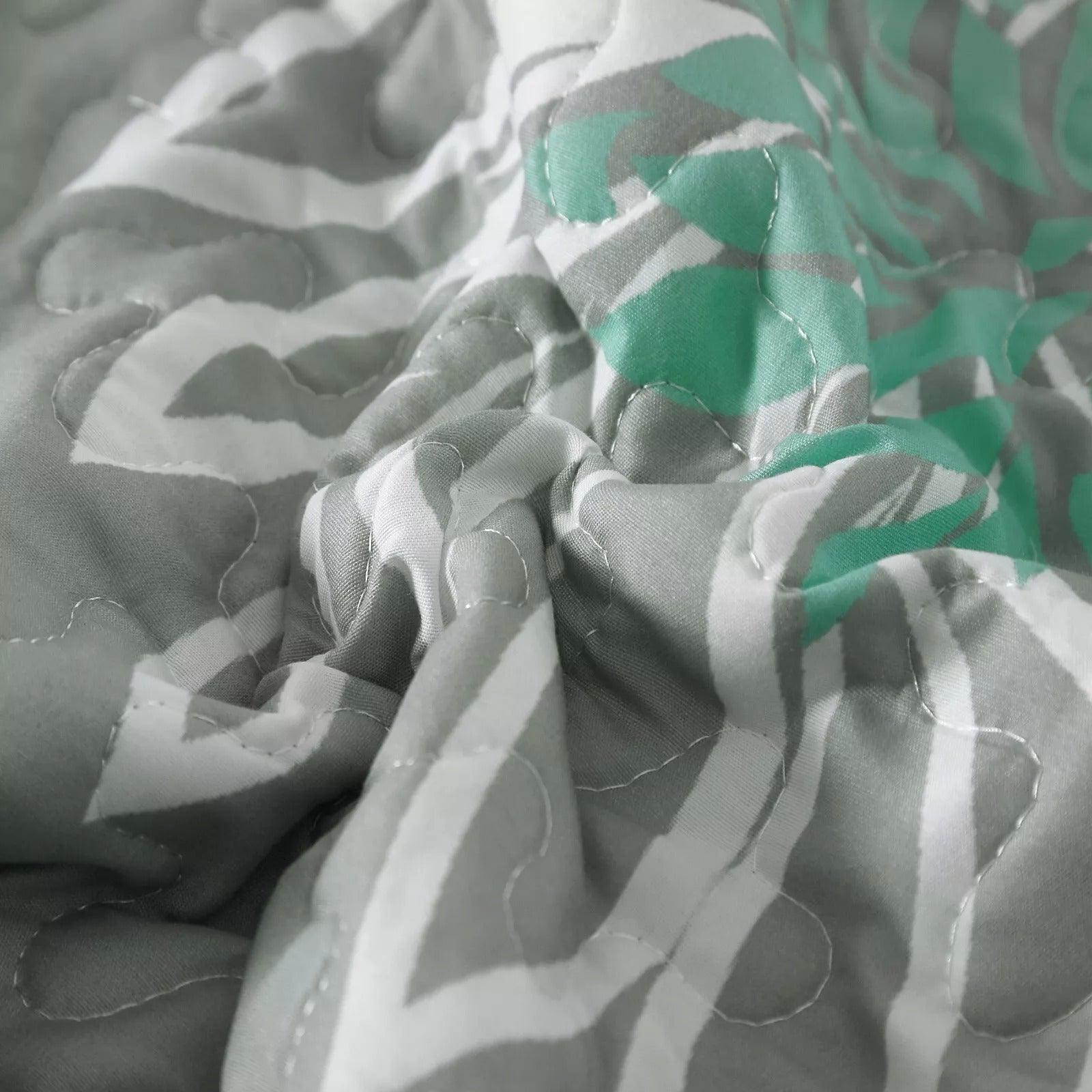 Elegant Quilted Bedspread and Pillowcases Set: Infuse Your Bedroom with Charm - Queen size - Harrogates