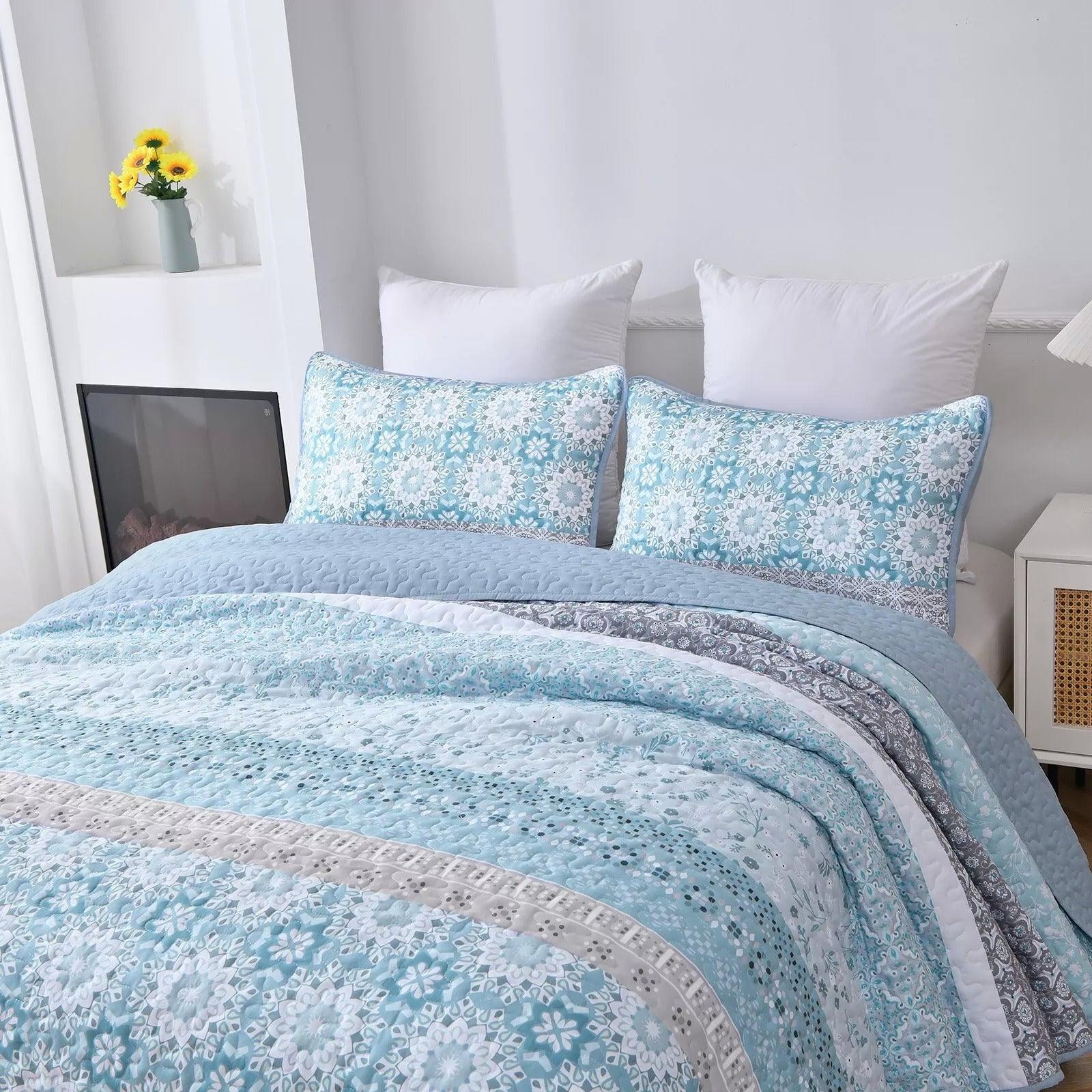 Peaceful Quilted coverlet and pillowcovers set: Relax and Unwind - Queen size - Harrogates