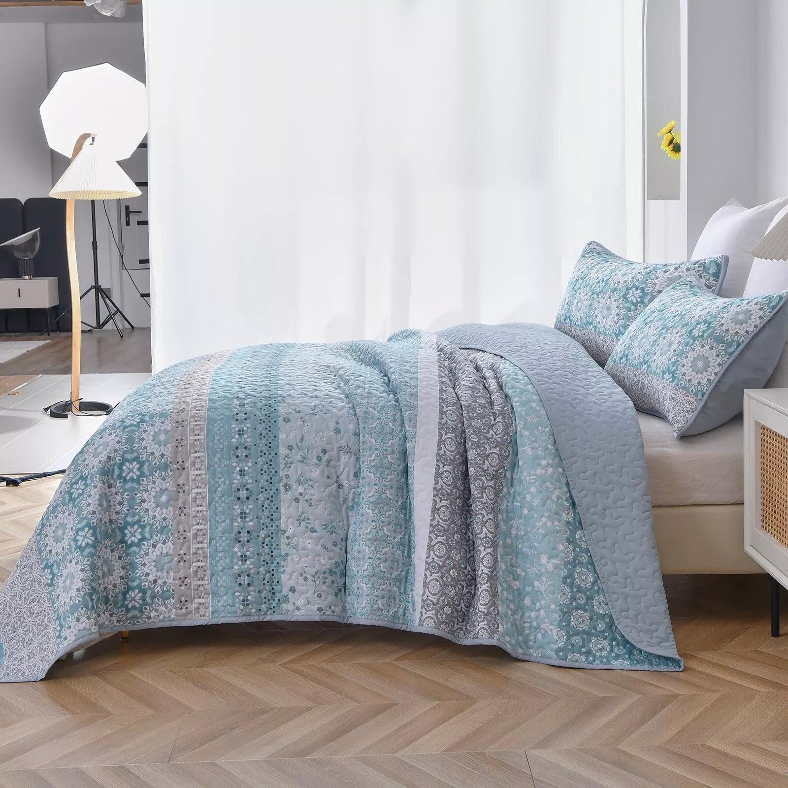 Peaceful Quilted coverlet and pillowcovers set: Relax and Unwind - Queen size - Harrogates