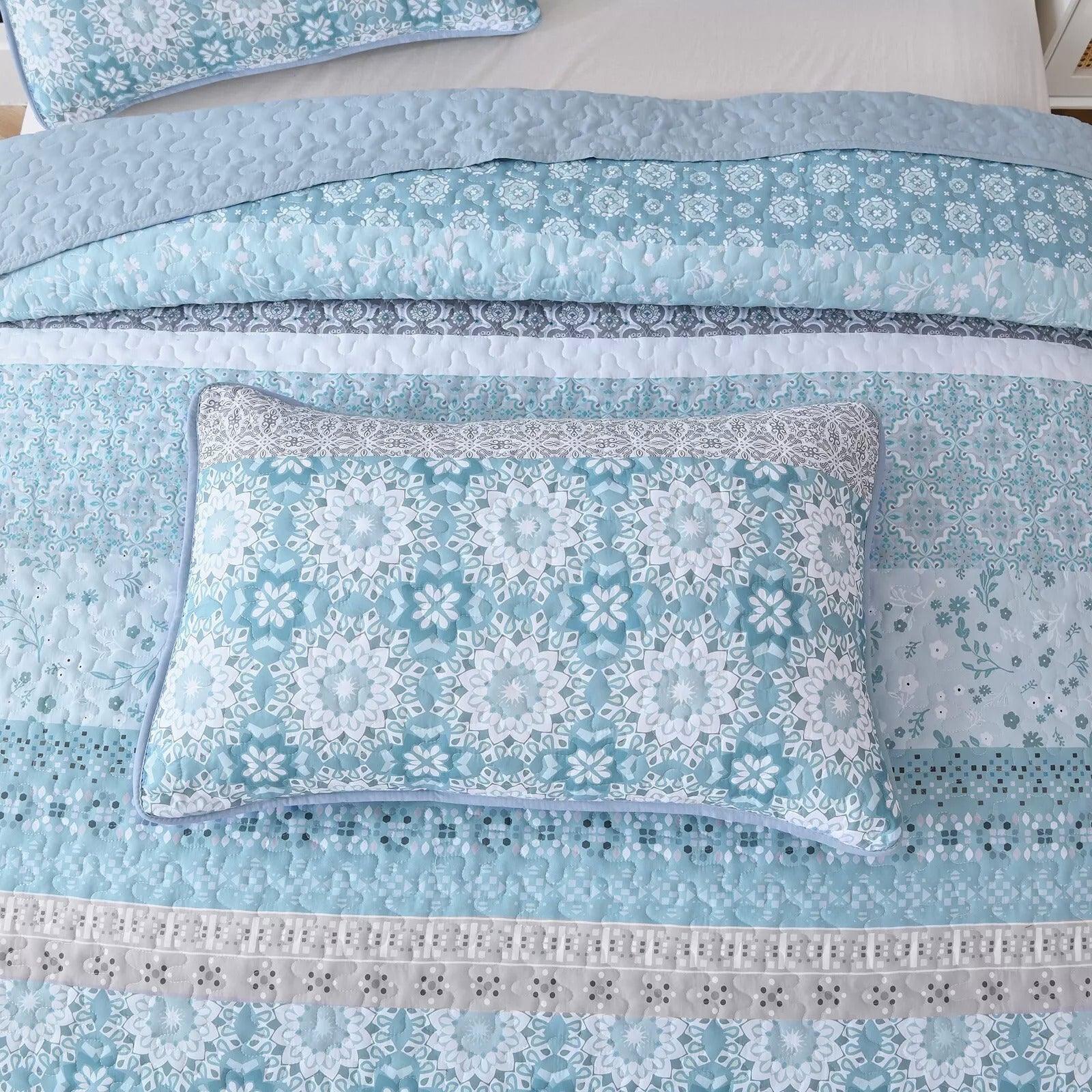 Peaceful Quilted coverlet and pillowcovers set: Relax and Unwind - Queen size - Harrogates