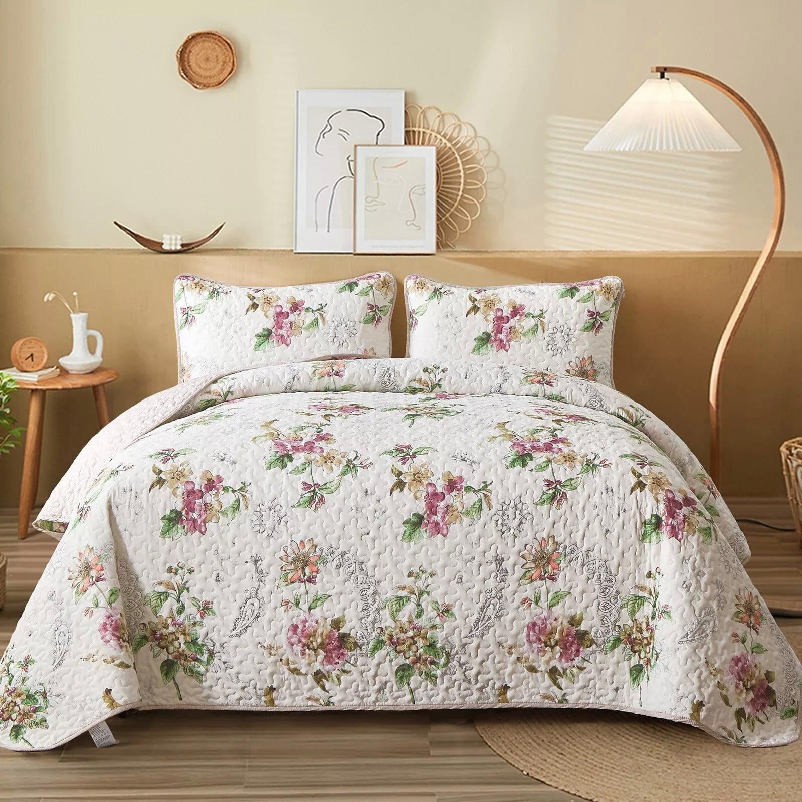 Artisan Quilted Coverlet and Pillowcases Set: A Masterpiece for Your Bed - Queen size - Harrogates