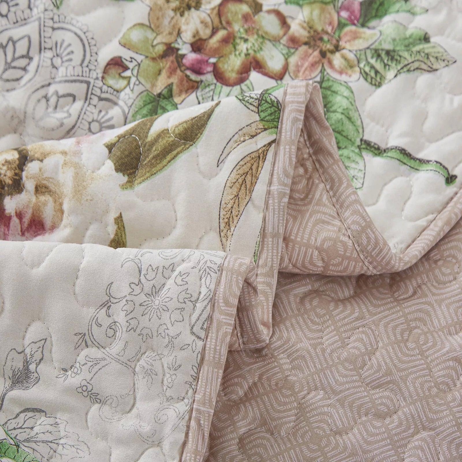 Artisan Quilted Coverlet and Pillowcases Set: A Masterpiece for Your Bed - Queen size - Harrogates