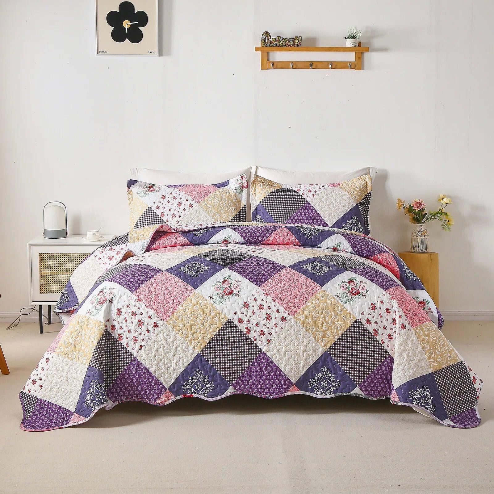 Intricate Quilted coverlet and pillowcovers set: Attention to Detail - Queen size - Harrogates