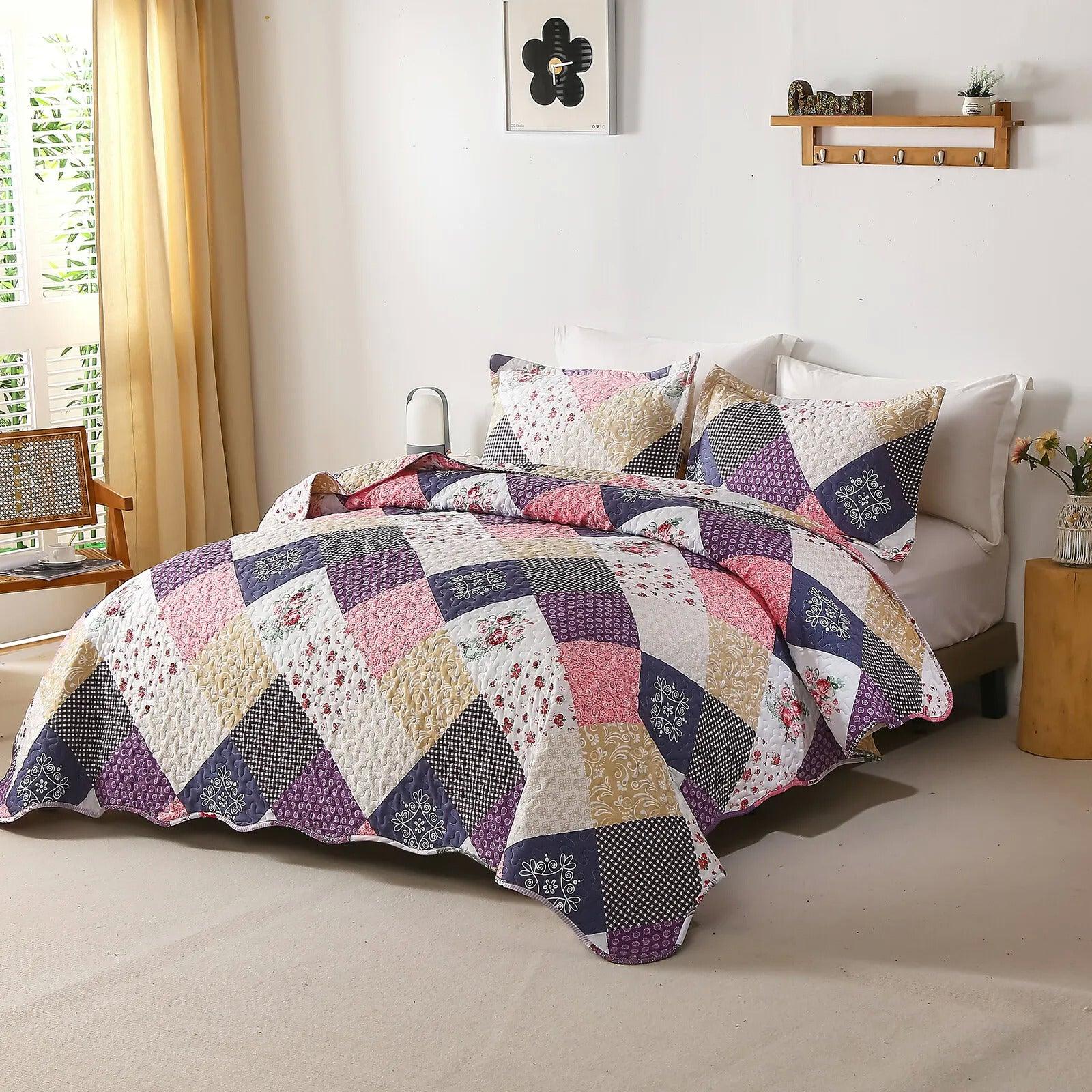 Intricate Quilted coverlet and pillowcovers set: Attention to Detail - Queen size - Harrogates